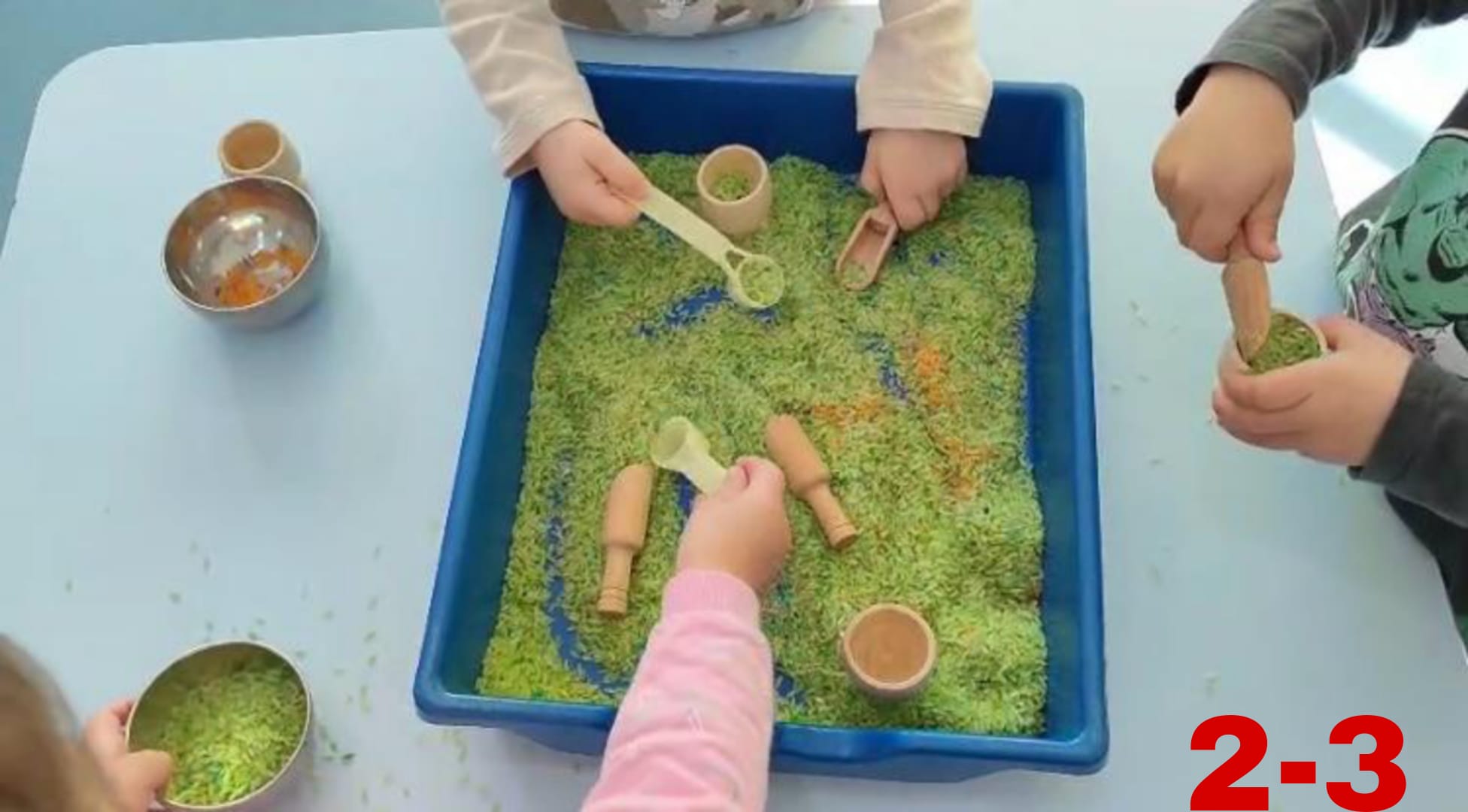actividad-sensorial-trasvases-arroz-colores-psicomotricidad-fina