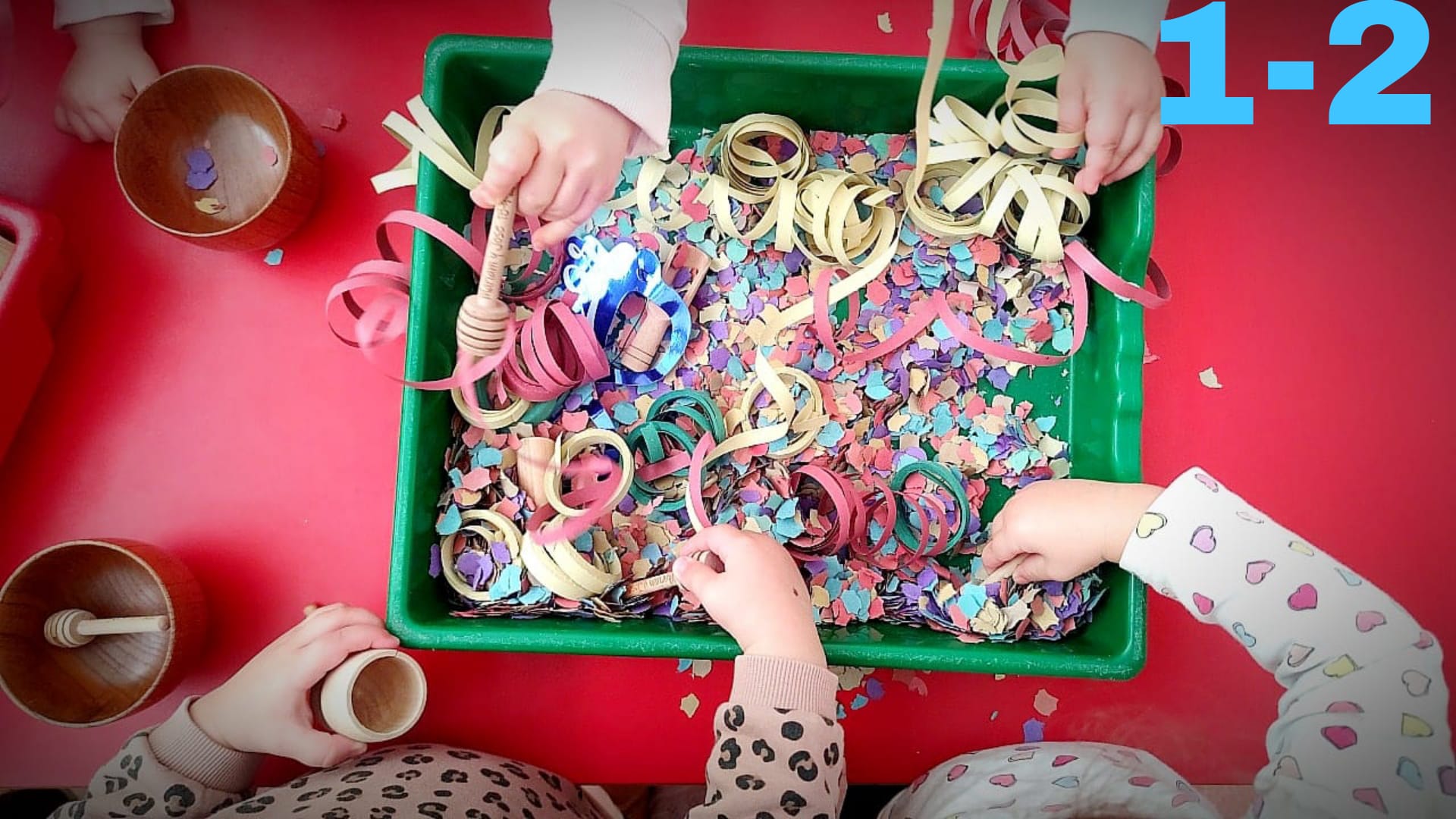 bandeja-sensorial-carnaval-confeti-serpentinas-exploracion-tactil