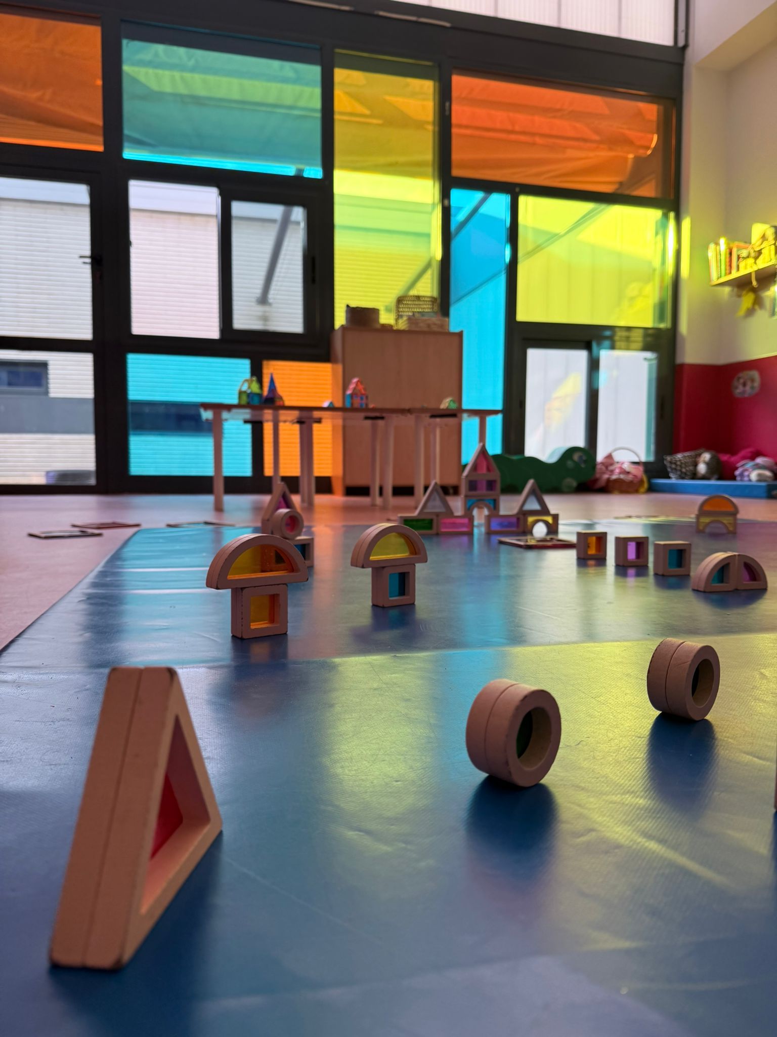 bloques-madera-translucidos-juego-heuristico-percepcion-visual