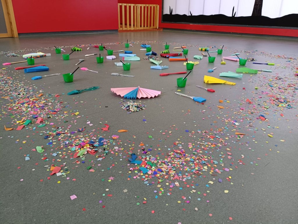 Niños de la escuela infantil El Gato con Botas experimentando con confeti, pinceles y abanicos de colores.