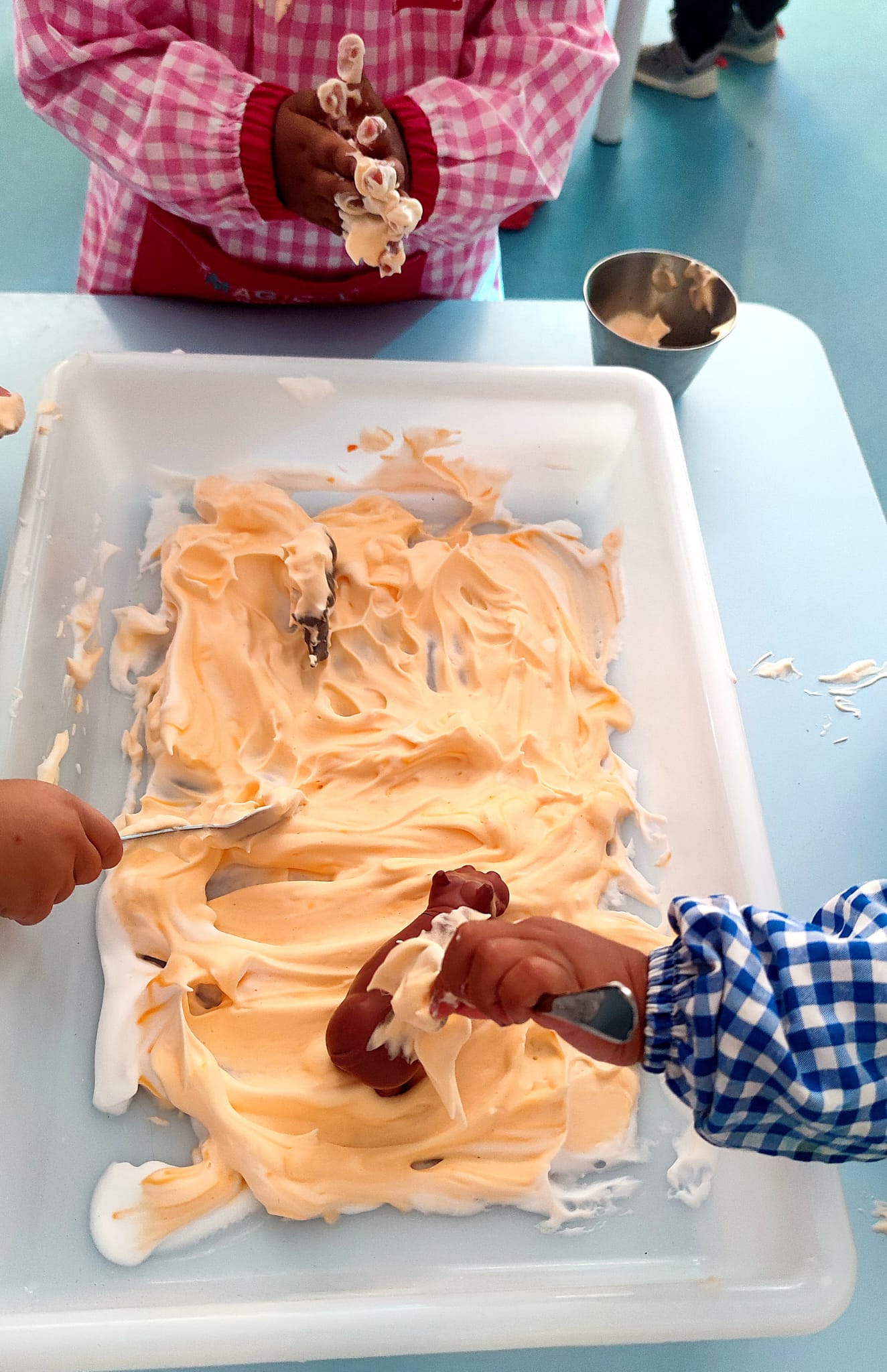 descubrimiento-sensorial-manos-texturas-infantil