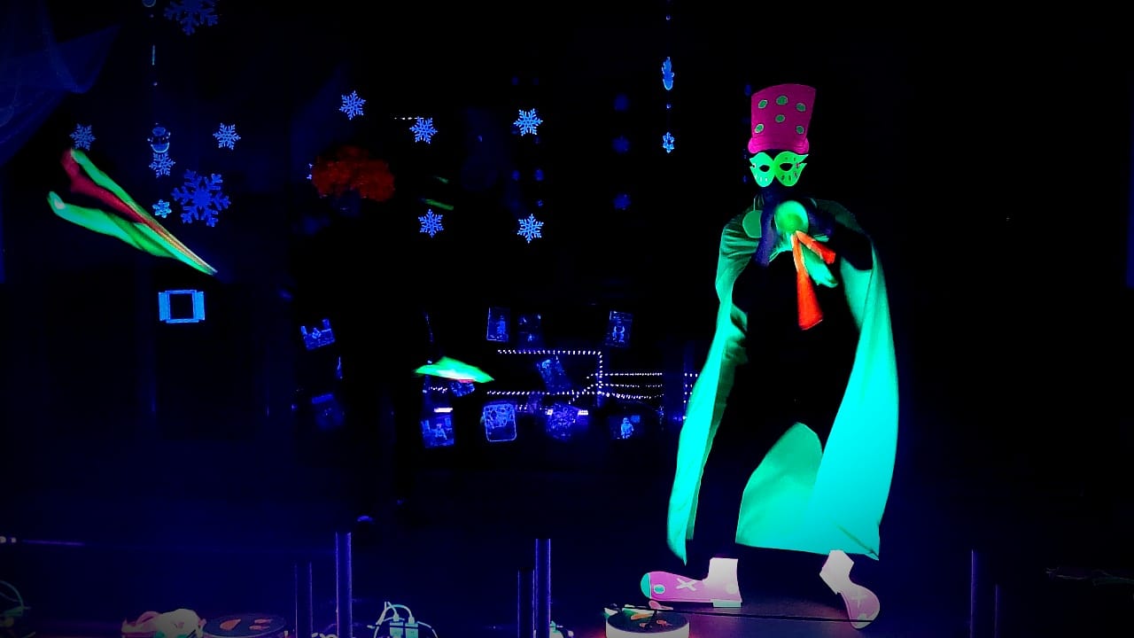 espectaculo-teatro-luz-negra-escuela-infantil-gato-con-botas