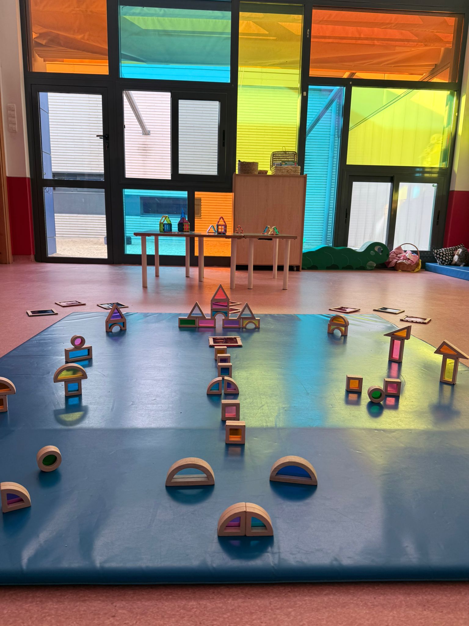 estimulacion-sensorial-luz-color-bloques-translucidos-infantil