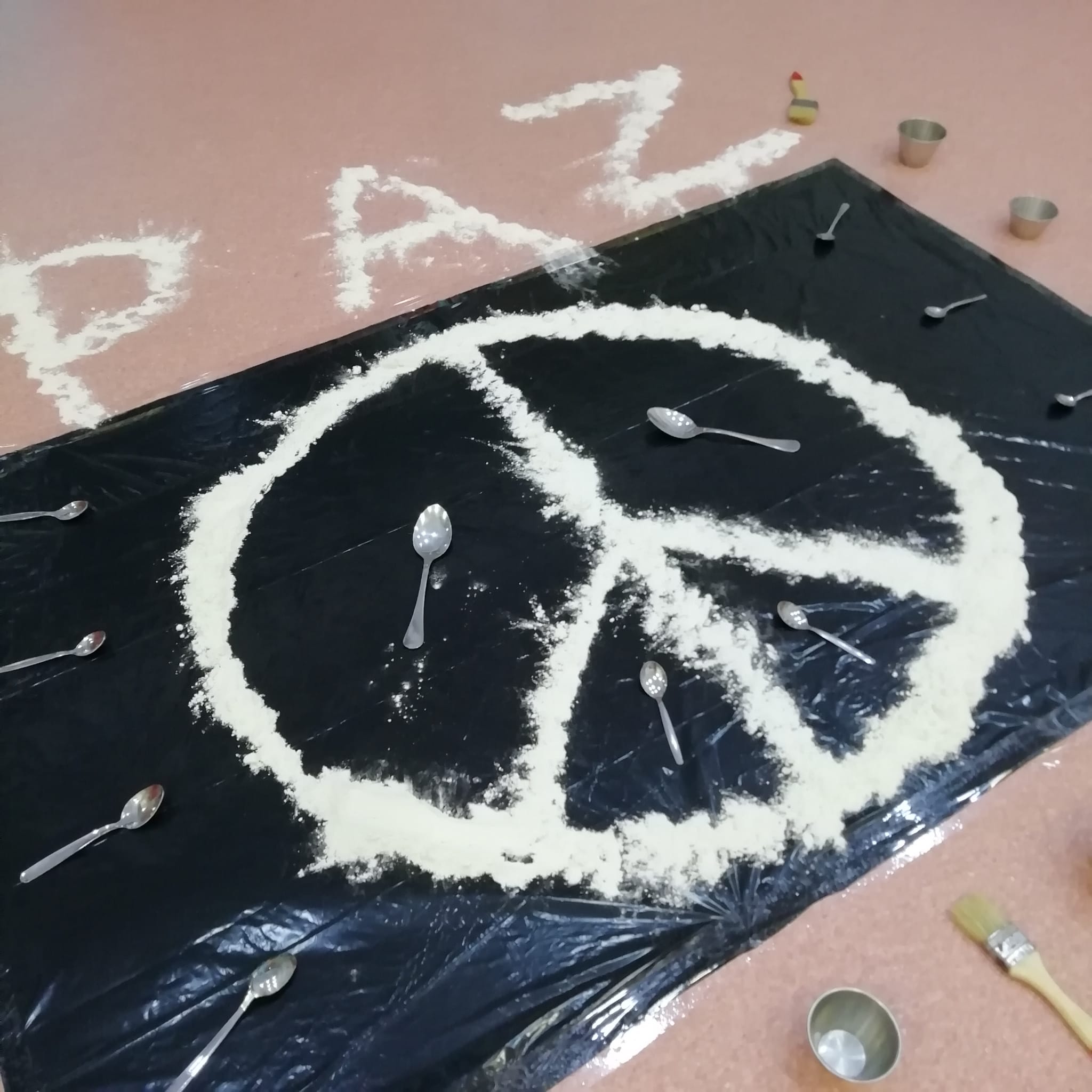 instalacion-sensorial-simbolo-paz-harina-educacion-infantil