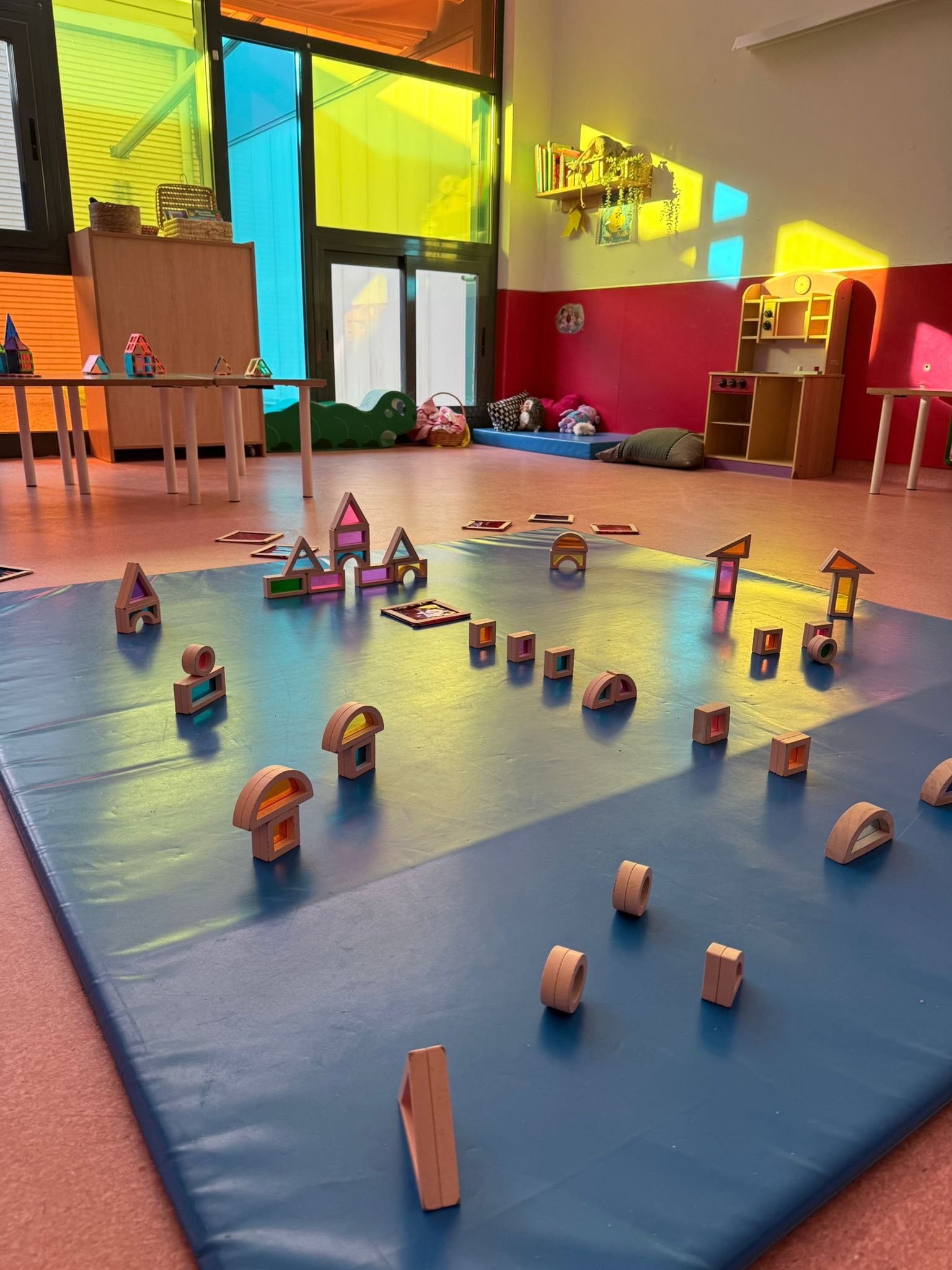 ventanales-colores-escuela-infantil-luz-natural-aprendizaje