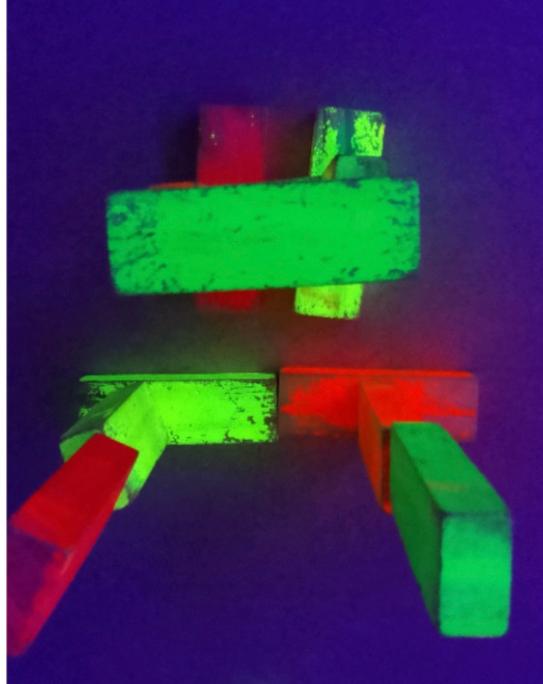Piezas de madera fluorescentes para el desarrollo de la motricidad fina en El Gato con Botas.