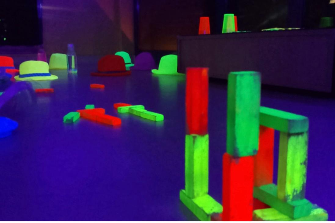 Construcciones con bloques de colores neón y luz ultravioleta en guardería El Gato con Botas.